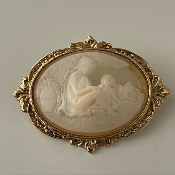 Vintage Brooch Goldtone Mother and Child Cameo Metal Pin (Possibly 1928 Brand) - Picture 11 of 16